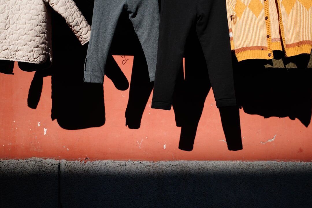 Džínové šaty s čím nosit: Stylové kombinace pro každou příležitost